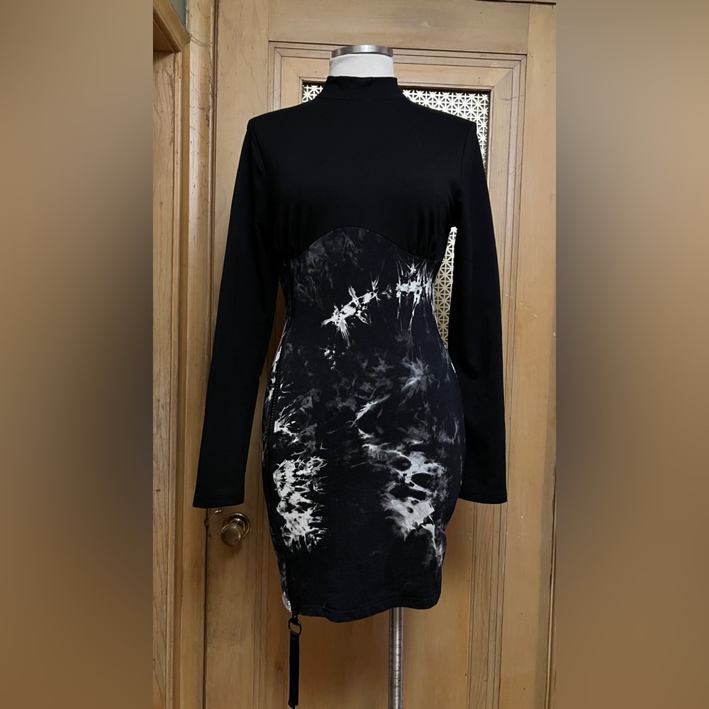 Long Sleeve Black & White Tie-Dye Bodycon Dress.  L